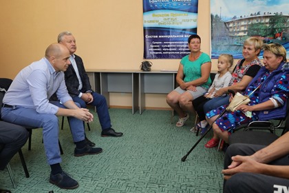 Депутаты Законодательного Собрания встретились с пострадавшими от наводнения и волонтерами в Братске